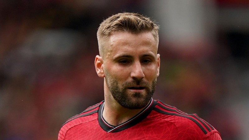Hiện tại vị trí này thuộc về cầu thủ Luke Shaw, một cầu thủ chơi cũng khá ấn tượng Hiện tại vị trí này thuộc về cầu thủ Luke Shaw, một cầu thủ chơi cũng khá ấn tượng