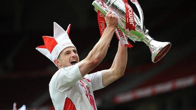 John Mousinho là cầu thủ tạo nên khoảnh khắc đáng nhớ của đội bóng này John Mousinho là cầu thủ tạo nên khoảnh khắc đáng nhớ của đội bóng này