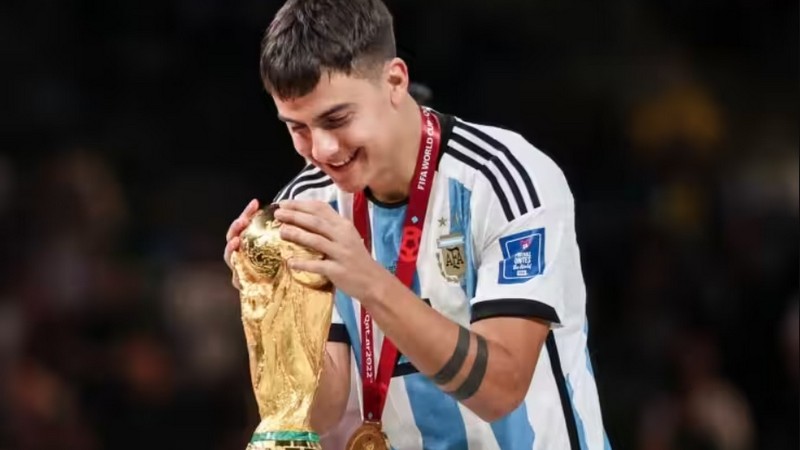 Dybala cũng nổi tiếng với vẻ điển trai của mình Dybala cũng nổi tiếng với vẻ điển trai của mình