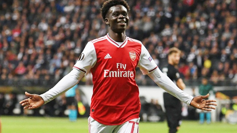 Cầu thủ Saka trưởng thành và đang chơi bóng tại Arsenal Cầu thủ Saka trưởng thành và đang chơi bóng tại Arsenal