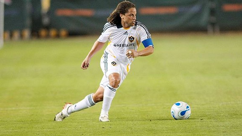 Cobi Jones là cầu thủ ra sân nhiều nhất cho Hoa Kỳ